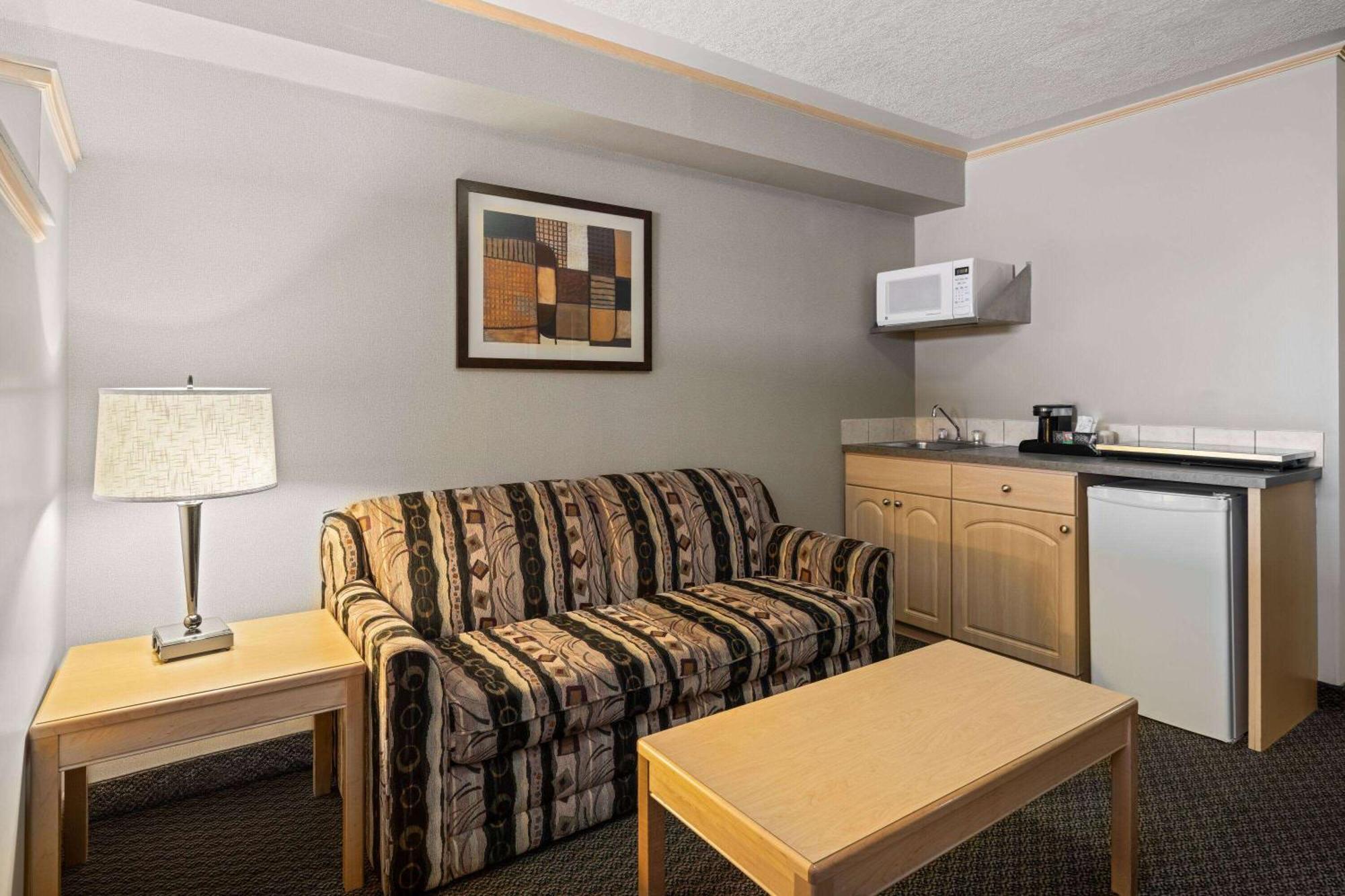 Vantage Inn&Suites Fort Mcmurray Exterior foto