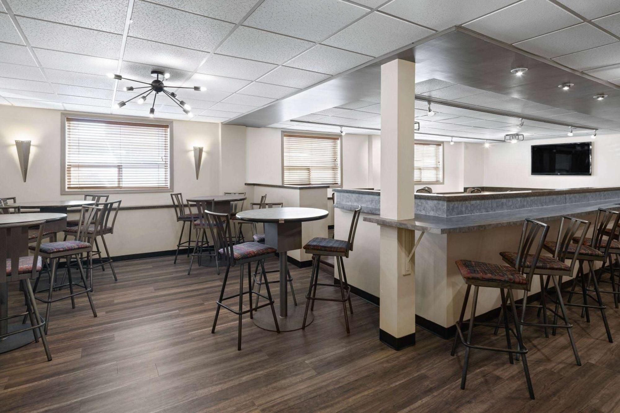 Vantage Inn&Suites Fort Mcmurray Exterior foto