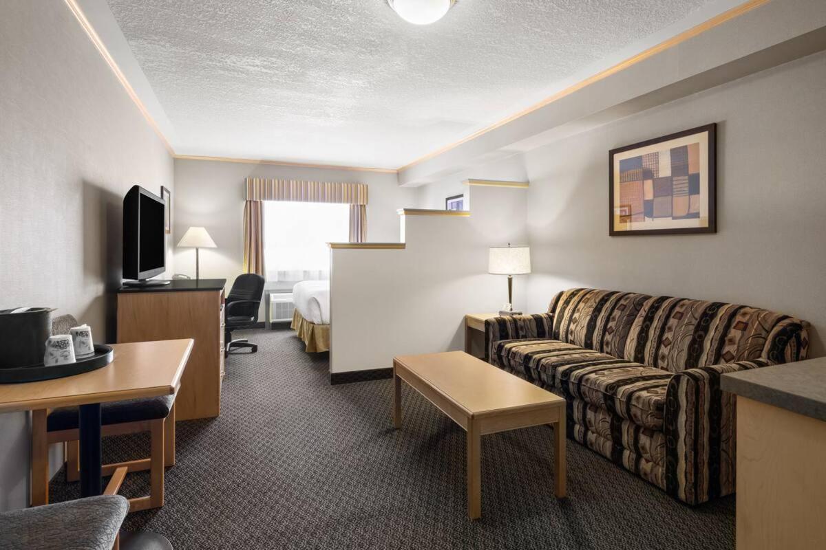 Vantage Inn&Suites Fort Mcmurray Exterior foto