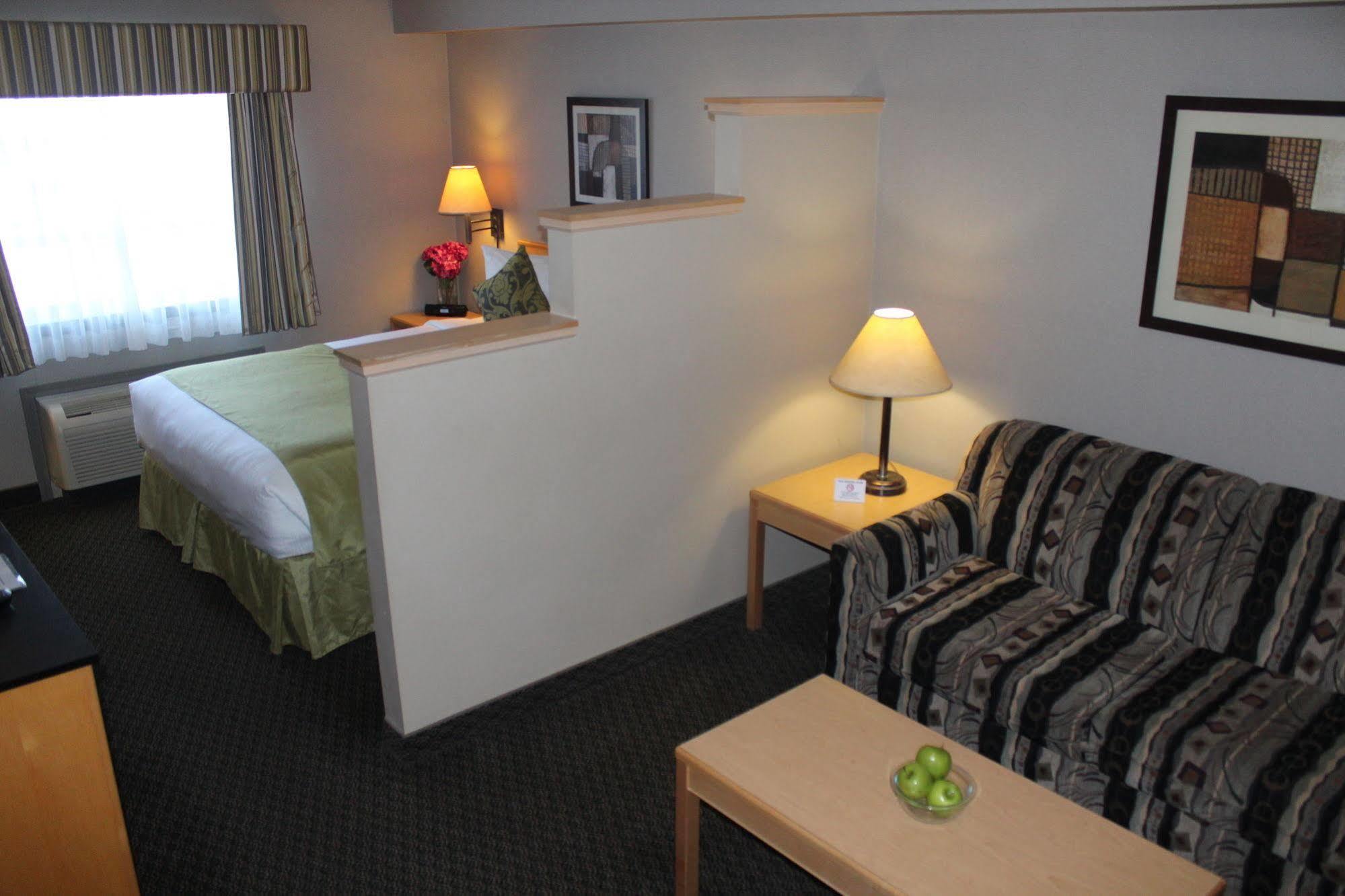 Vantage Inn&Suites Fort Mcmurray Exterior foto